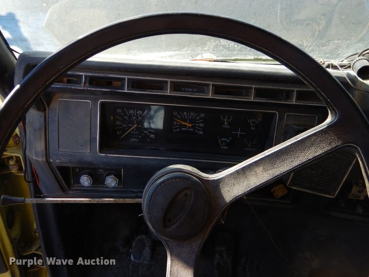 image for item GB9578 1992 Ford B700 oil distributor truck