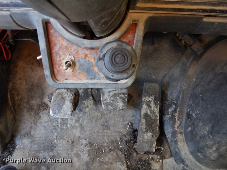 image for item GB9578 1992 Ford B700 oil distributor truck