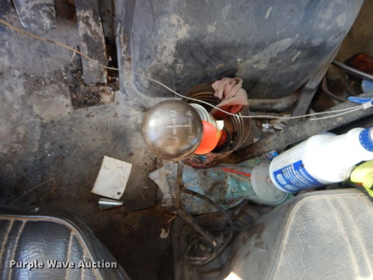 image for item GB9578 1992 Ford B700 oil distributor truck