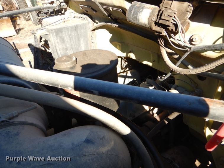 image for item GB9578 1992 Ford B700 oil distributor truck