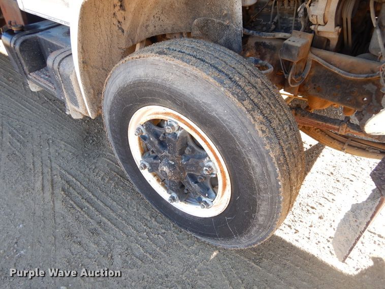 image for item GB9578 1992 Ford B700 oil distributor truck