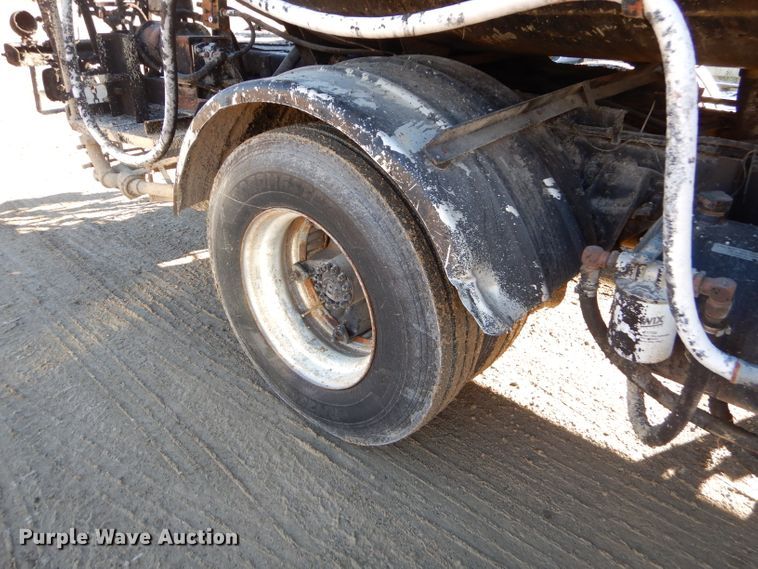 image for item GB9578 1992 Ford B700 oil distributor truck