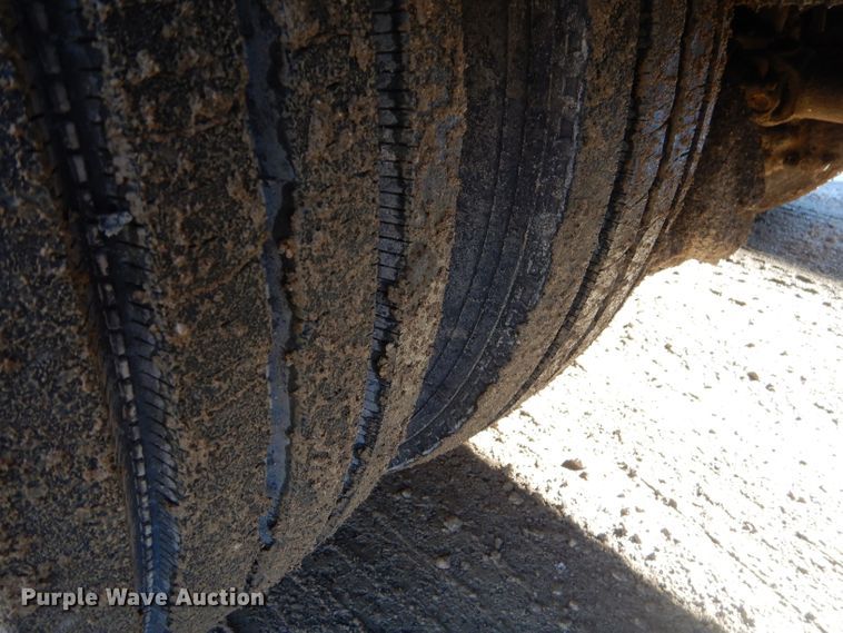 image for item GB9578 1992 Ford B700 oil distributor truck