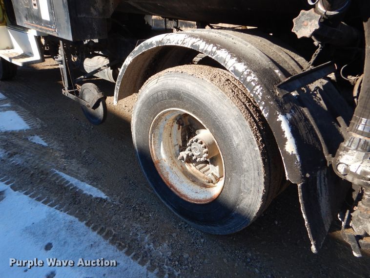 image for item GB9578 1992 Ford B700 oil distributor truck