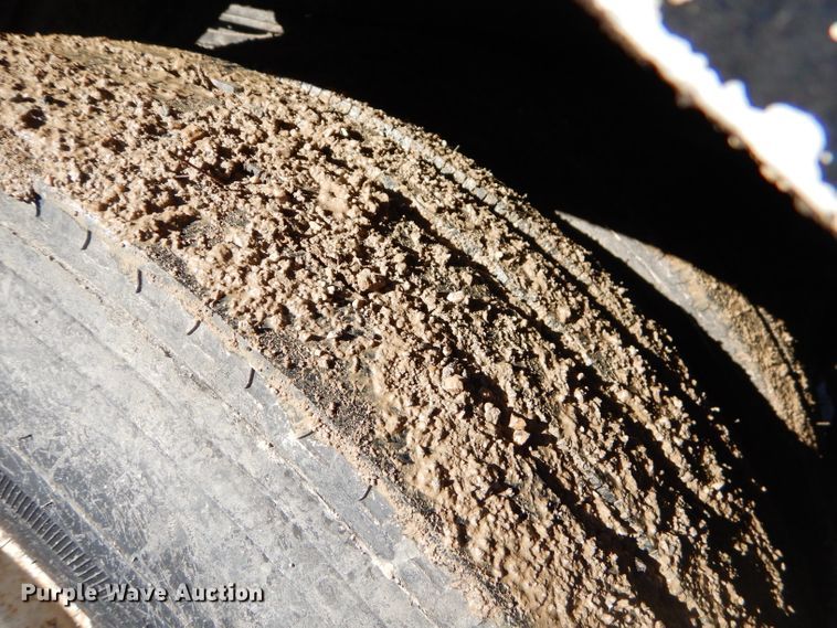 image for item GB9578 1992 Ford B700 oil distributor truck