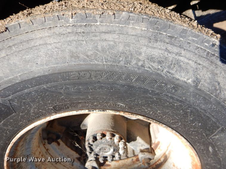 image for item GB9578 1992 Ford B700 oil distributor truck