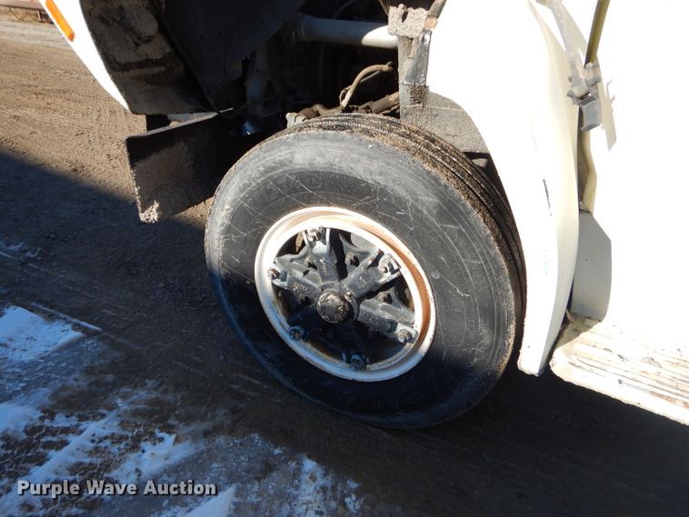 image for item GB9578 1992 Ford B700 oil distributor truck