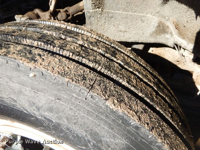 image for item GB9578 1992 Ford B700 oil distributor truck