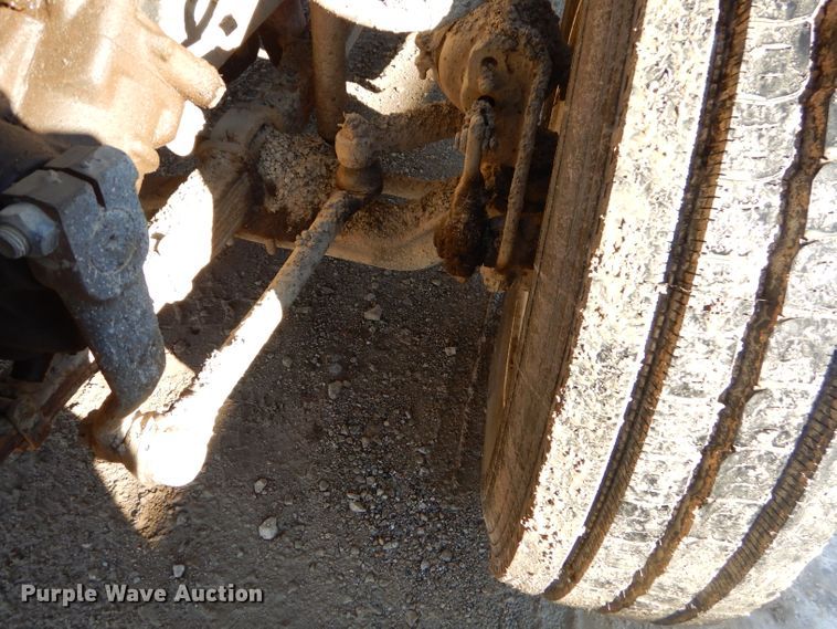 image for item GB9578 1992 Ford B700 oil distributor truck