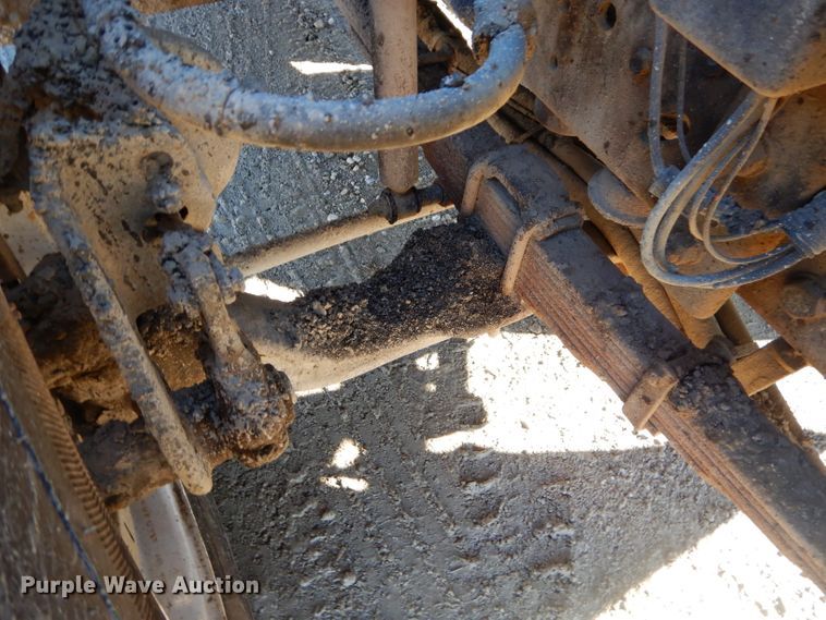 image for item GB9578 1992 Ford B700 oil distributor truck