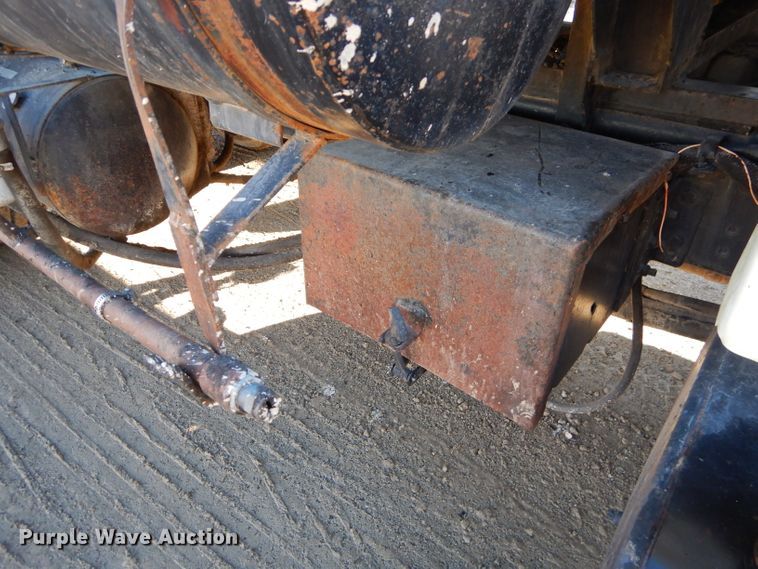 image for item GB9578 1992 Ford B700 oil distributor truck