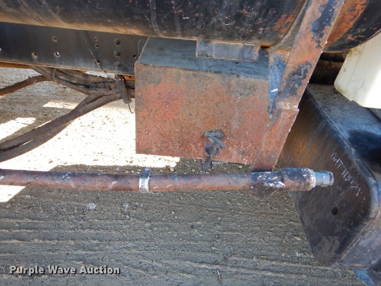 image for item GB9578 1992 Ford B700 oil distributor truck