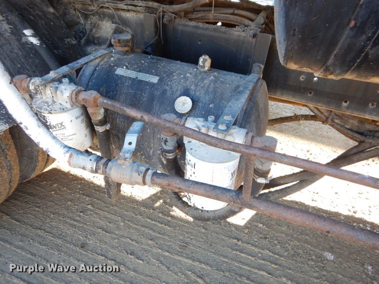 image for item GB9578 1992 Ford B700 oil distributor truck