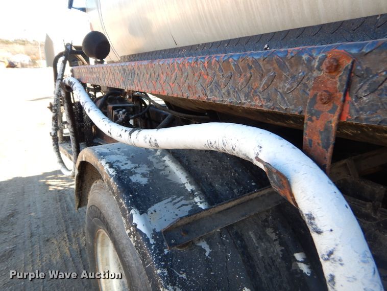 image for item GB9578 1992 Ford B700 oil distributor truck