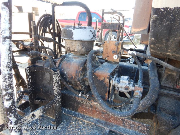 image for item GB9578 1992 Ford B700 oil distributor truck