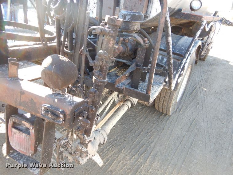 image for item GB9578 1992 Ford B700 oil distributor truck