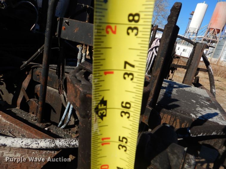 image for item GB9578 1992 Ford B700 oil distributor truck