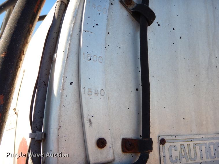 image for item GB9578 1992 Ford B700 oil distributor truck