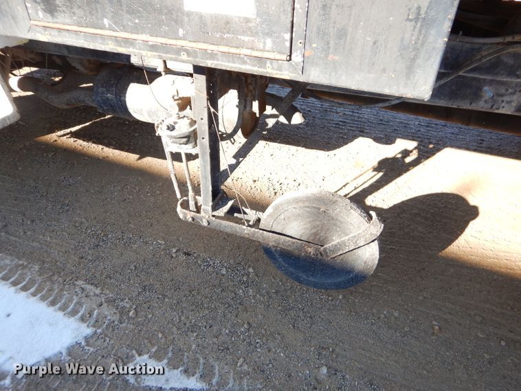 image for item GB9578 1992 Ford B700 oil distributor truck