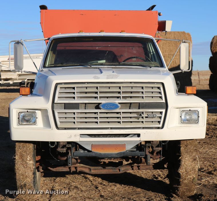 image for item DD6076 1988 Ford F700 feed mixer truck