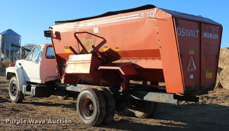 image for item DD6076 1988 Ford F700 feed mixer truck