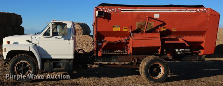 image for item DD6076 1988 Ford F700 feed mixer truck