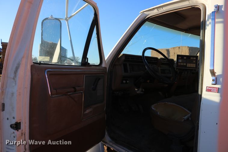 image for item DD6076 1988 Ford F700 feed mixer truck