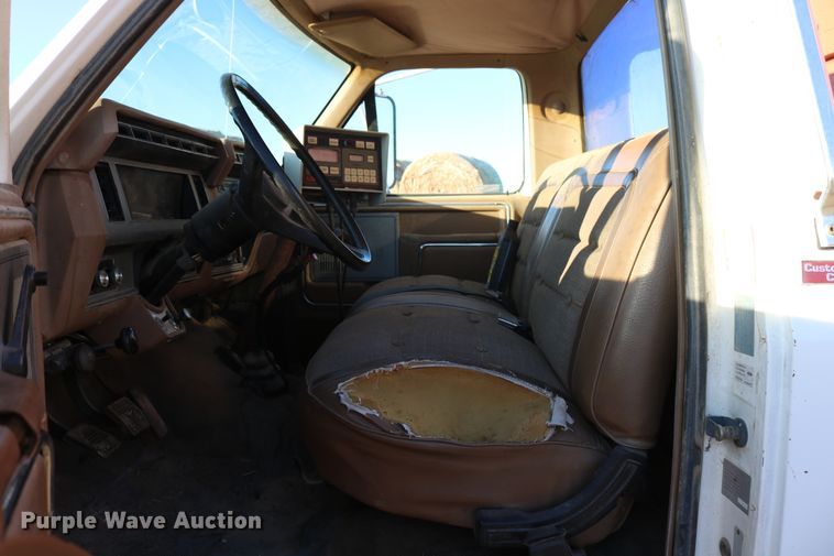 image for item DD6076 1988 Ford F700 feed mixer truck