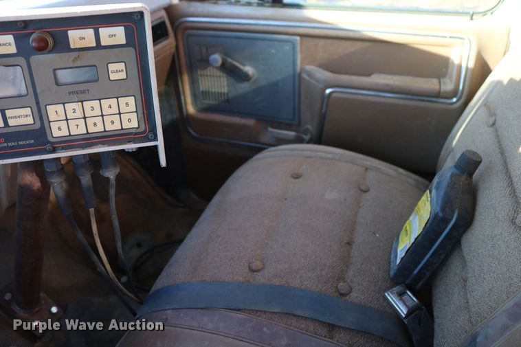 image for item DD6076 1988 Ford F700 feed mixer truck