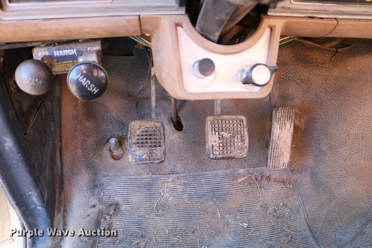 image for item DD6076 1988 Ford F700 feed mixer truck