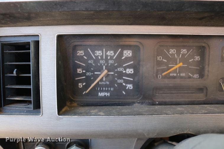 image for item DD6076 1988 Ford F700 feed mixer truck