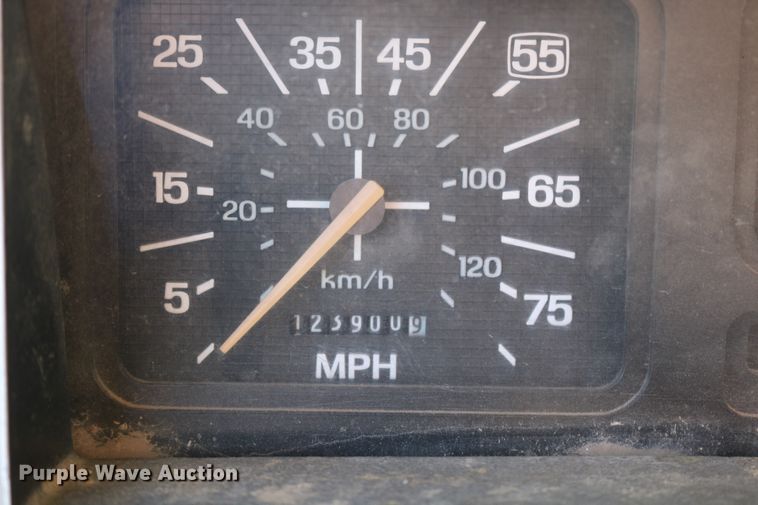 image for item DD6076 1988 Ford F700 feed mixer truck