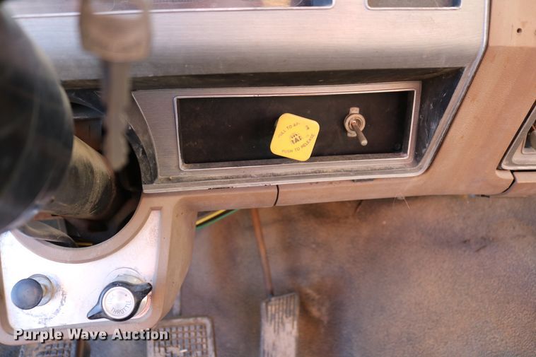 image for item DD6076 1988 Ford F700 feed mixer truck