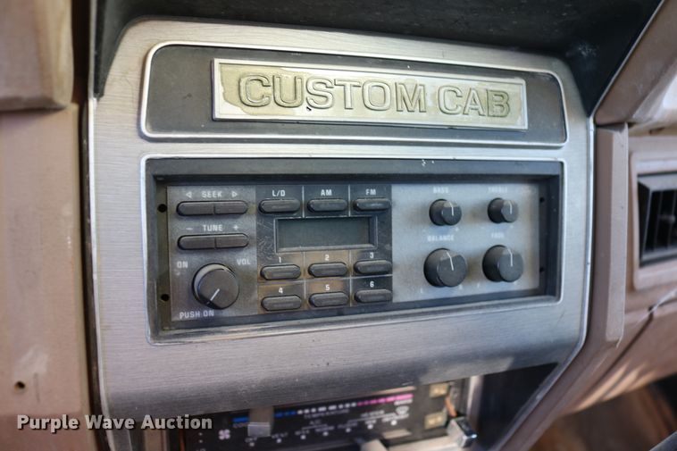 image for item DD6076 1988 Ford F700 feed mixer truck