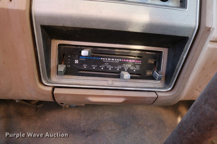 image for item DD6076 1988 Ford F700 feed mixer truck