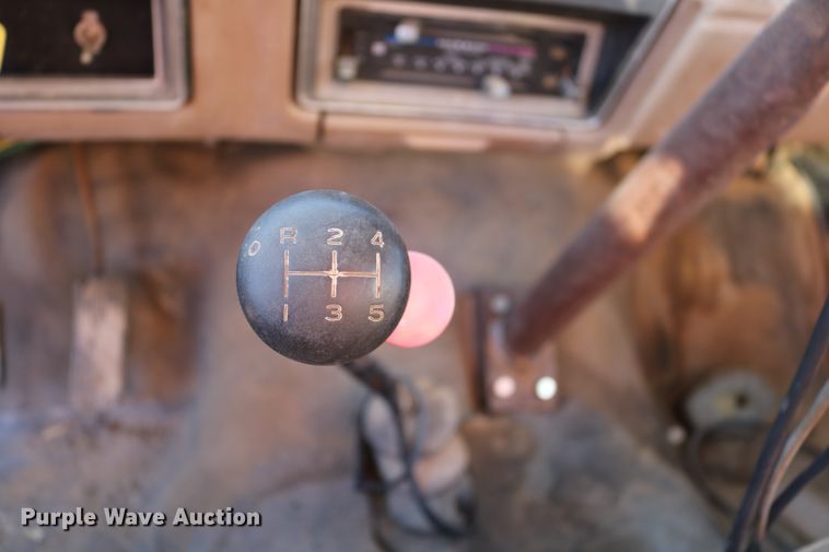 image for item DD6076 1988 Ford F700 feed mixer truck