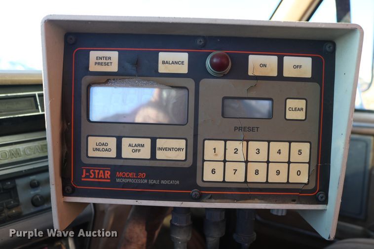 image for item DD6076 1988 Ford F700 feed mixer truck