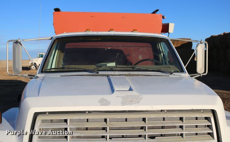 image for item DD6076 1988 Ford F700 feed mixer truck