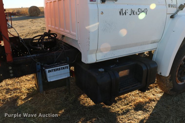 image for item DD6076 1988 Ford F700 feed mixer truck