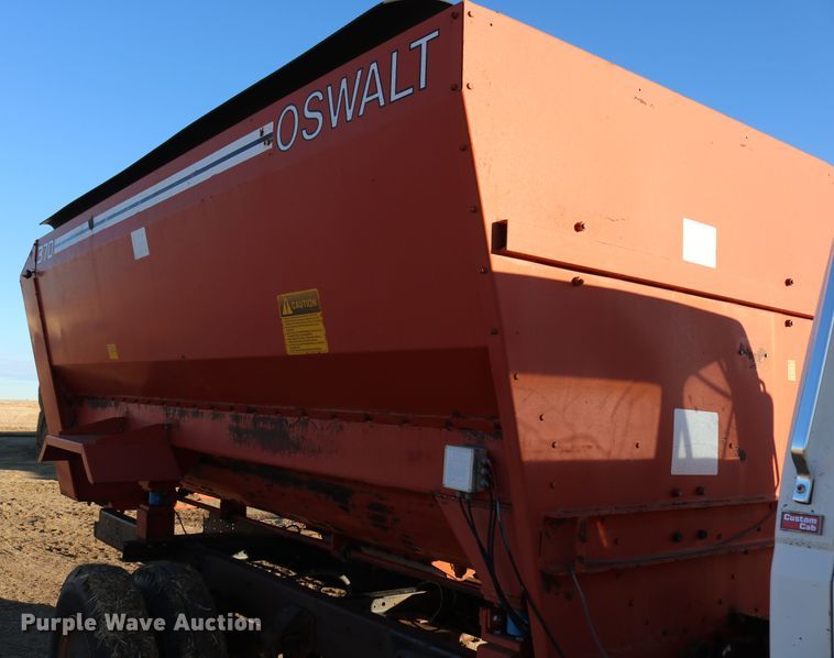 image for item DD6076 1988 Ford F700 feed mixer truck