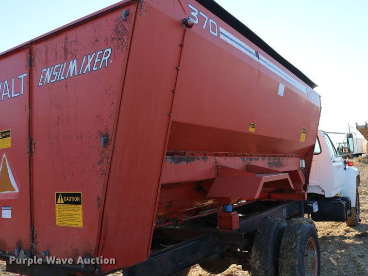 image for item DD6076 1988 Ford F700 feed mixer truck