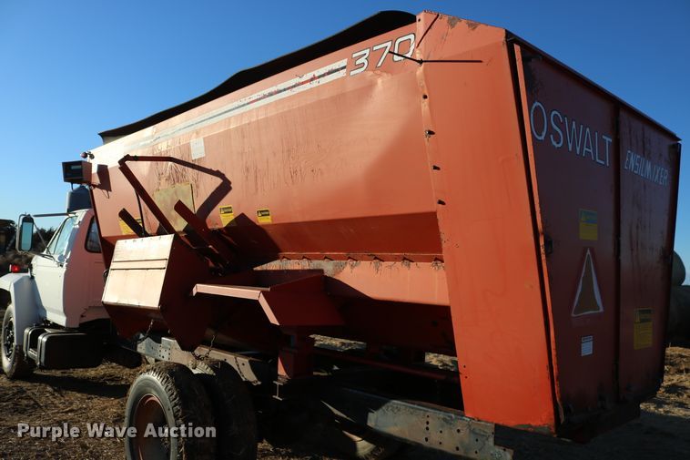 image for item DD6076 1988 Ford F700 feed mixer truck