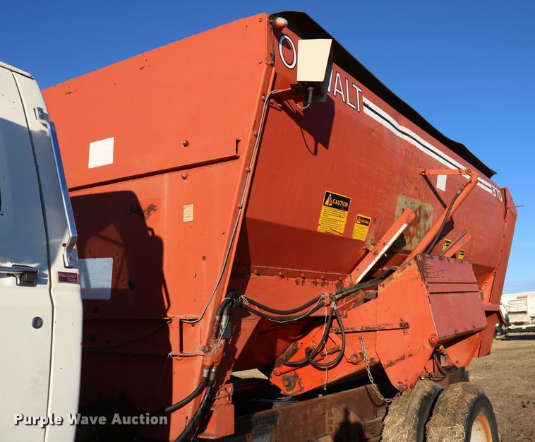 image for item DD6076 1988 Ford F700 feed mixer truck