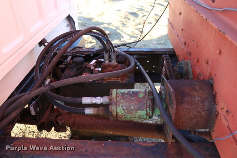 image for item DD6076 1988 Ford F700 feed mixer truck