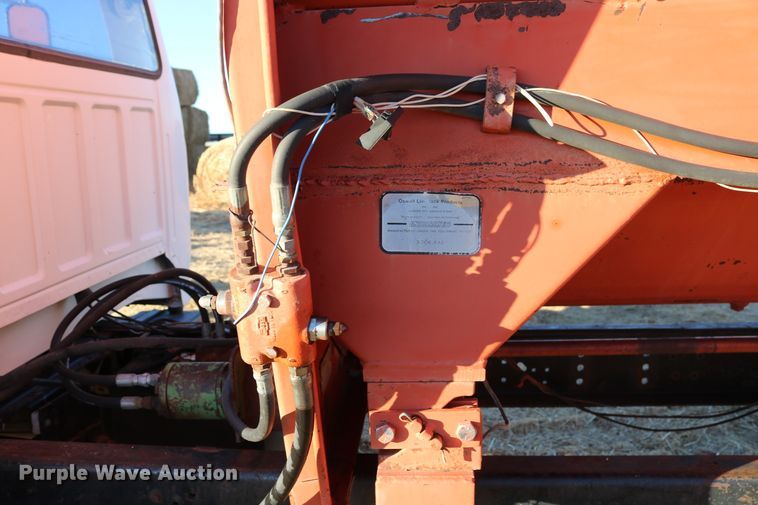 image for item DD6076 1988 Ford F700 feed mixer truck