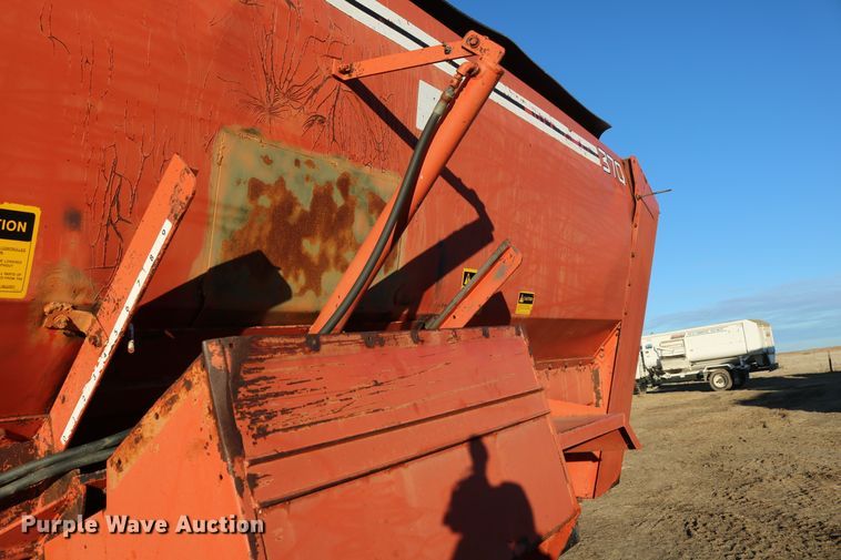 image for item DD6076 1988 Ford F700 feed mixer truck