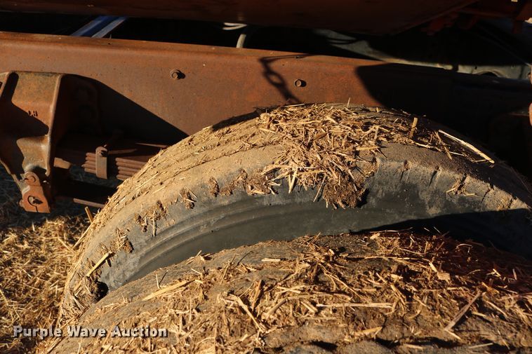 image for item DD6076 1988 Ford F700 feed mixer truck