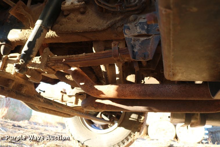 image for item DD6076 1988 Ford F700 feed mixer truck