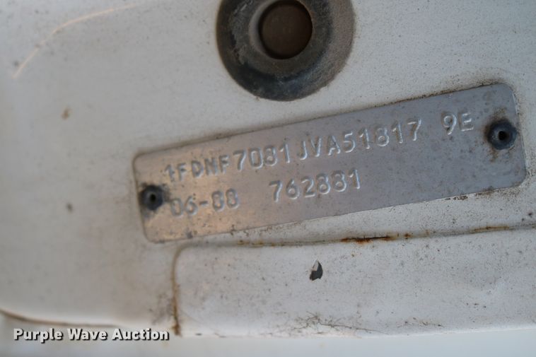 image for item DD6076 1988 Ford F700 feed mixer truck