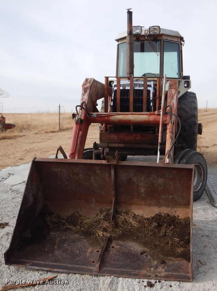 image for item DE1320 1976 White 2-105 Field Boss tractor